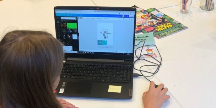 Kind erstellt bibokidsmagazon am PC EAB jena  ©JenaKultur | EAB Jena