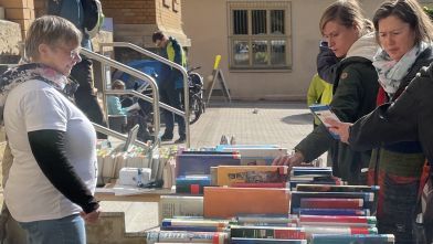 Blick auf den Buchflohmarkt 2022 in der Bibliothek Jena