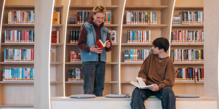 Zwei Jungs sind mit Büchern in der Hand sind im Jugendbereich der EAB  ©JenaKultur/EAB