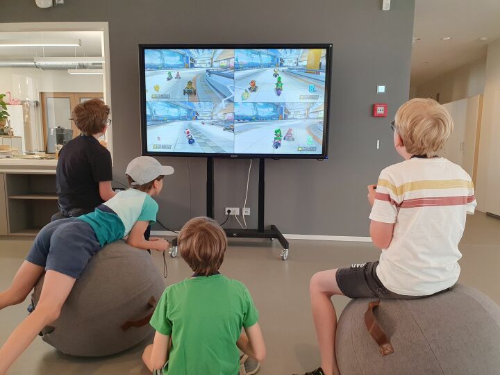 Kinder gamen MarioKard in der Werkstatt der EAB