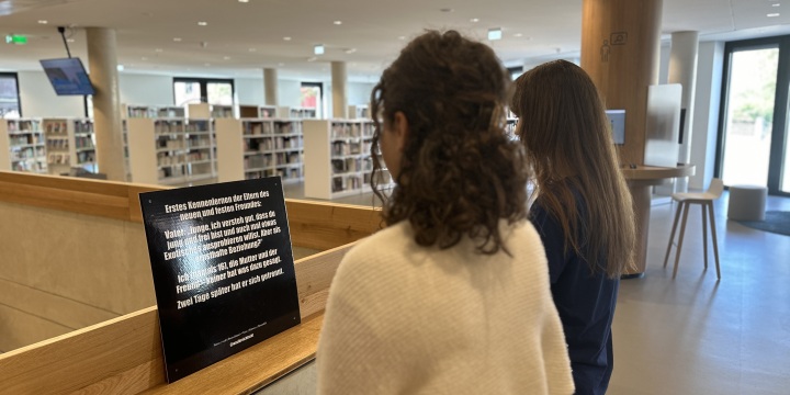 Zwei junge Frauen schauen sich eine Ausstellung an EAB