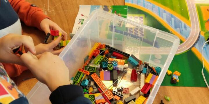 Kinder spielen mit Lego