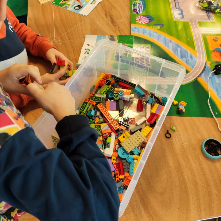 Kinder spielen mit Lego