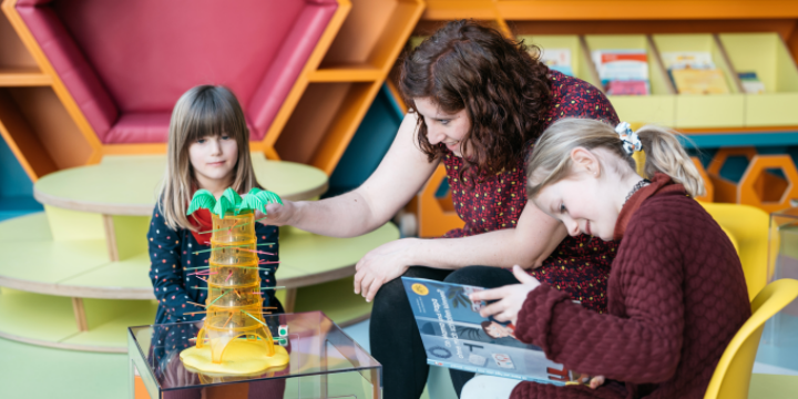 Mutter spielt mit Kindern Affenarlarm  ©Christoph Worsch