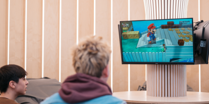 Zwei Jungs zocken MarioKart an der Switch  ©Christoph Worsch