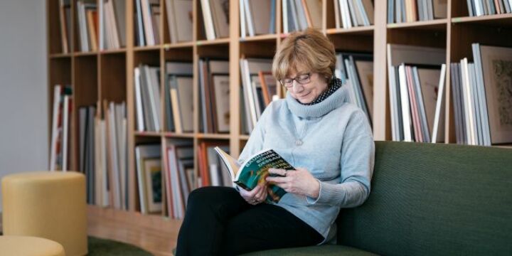 Frau liest ein Buch in der Arthothek  ©Christoph Worsch