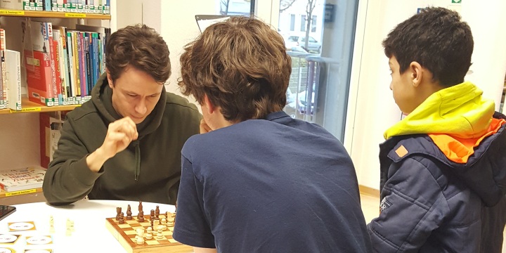 Mann mit zwei Kindern beim Schach spielen  ©JenaKultur/EAB 