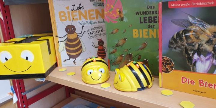 Bee bots im Regal  ©JenaKultur | EAB Jena