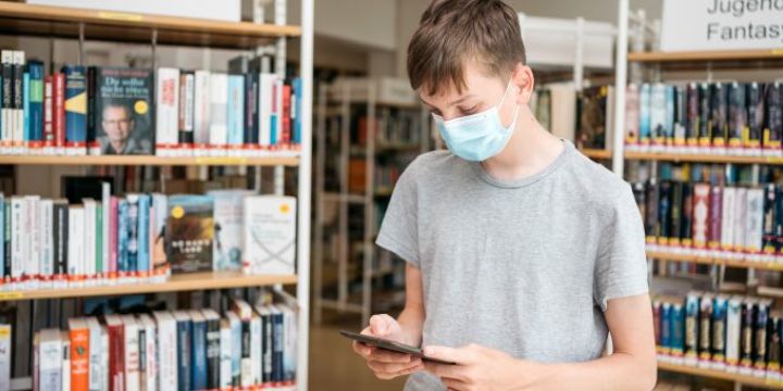 Junge steht in Bibliothek Lobeda  ©JenaKultur | C. Worsch