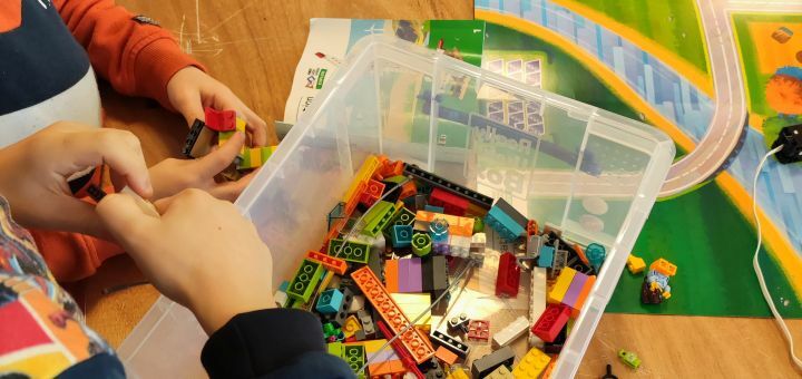 Kinder spielen mit Lego