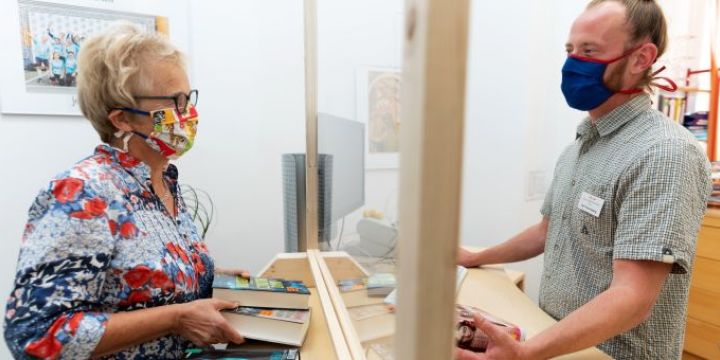 Ein Mann steht an der Theke und eine Frau davor in der Bücherei Jena   ©JenaKultur | C. Worsch 